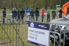 ​Spór o płatny parking przed masowym punktem szczepień w Łodzi